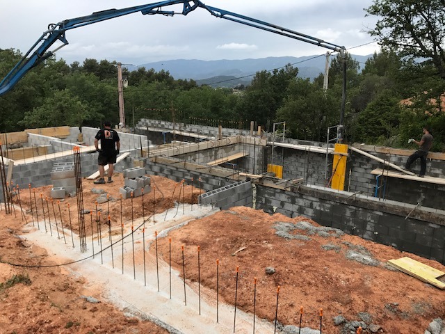 Coulage de béton dans les agglos banchés et arases.