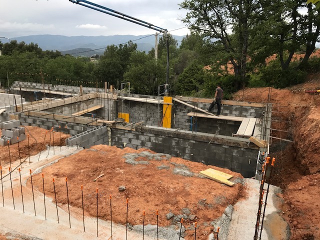 Coulage de béton dans les agglos banchés et arases.