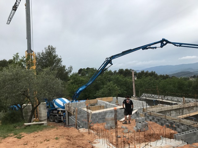 Coulage de béton dans les agglos banchés et arases.