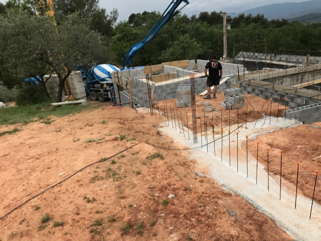 Coulage de béton dans les agglos banchés et arases.