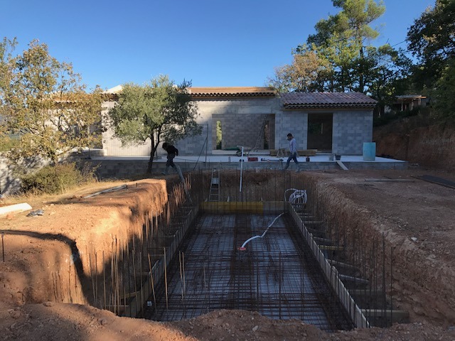 Préparation du coulage de béton dans la piscine.