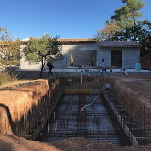 Préparation du coulage de béton dans la piscine.